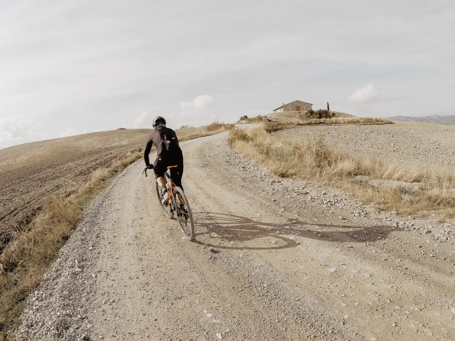 pedalando lungo gli sterrati della Valdorcia con una gravel bike